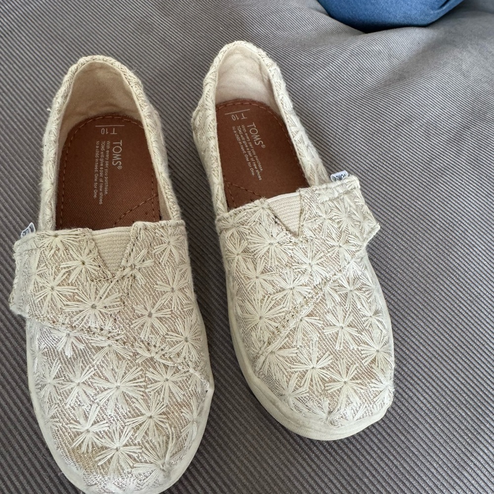 Girls Tom’s lace slip on